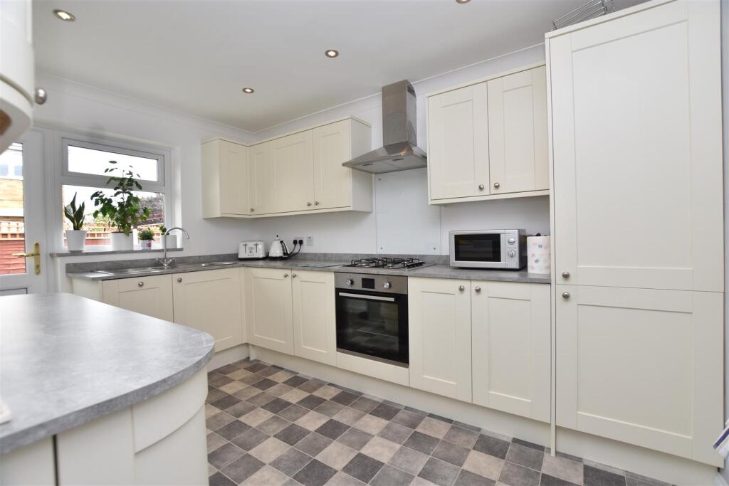 Gafzelle Drive, Canvey Island photo 4