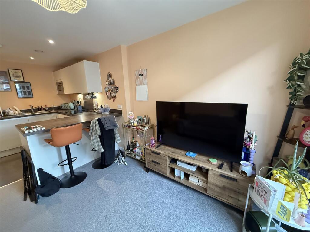 Apartment in Manchester, City Centre - View 4
