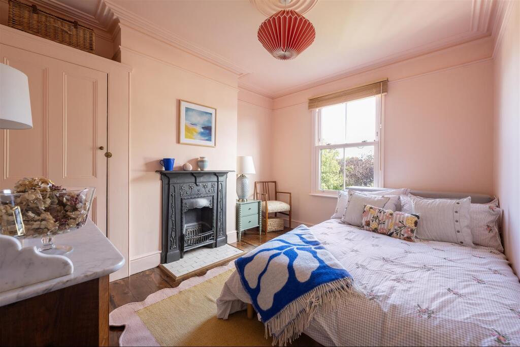 House in London, Highams Park - More