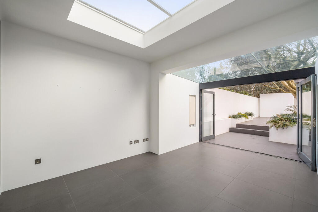 Main image of property: Kew Road, Richmond, TW9