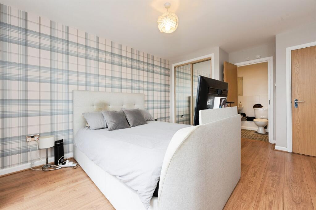 Apartment in Watford, Holywell Estate - More
