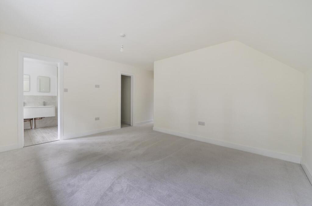 House in Eastleigh, Hiltingbury, Chandler's Ford - More