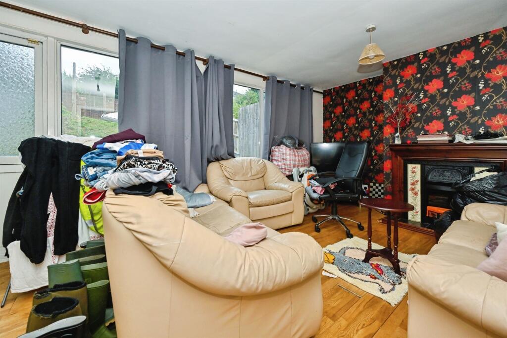 House in Luton - View 5