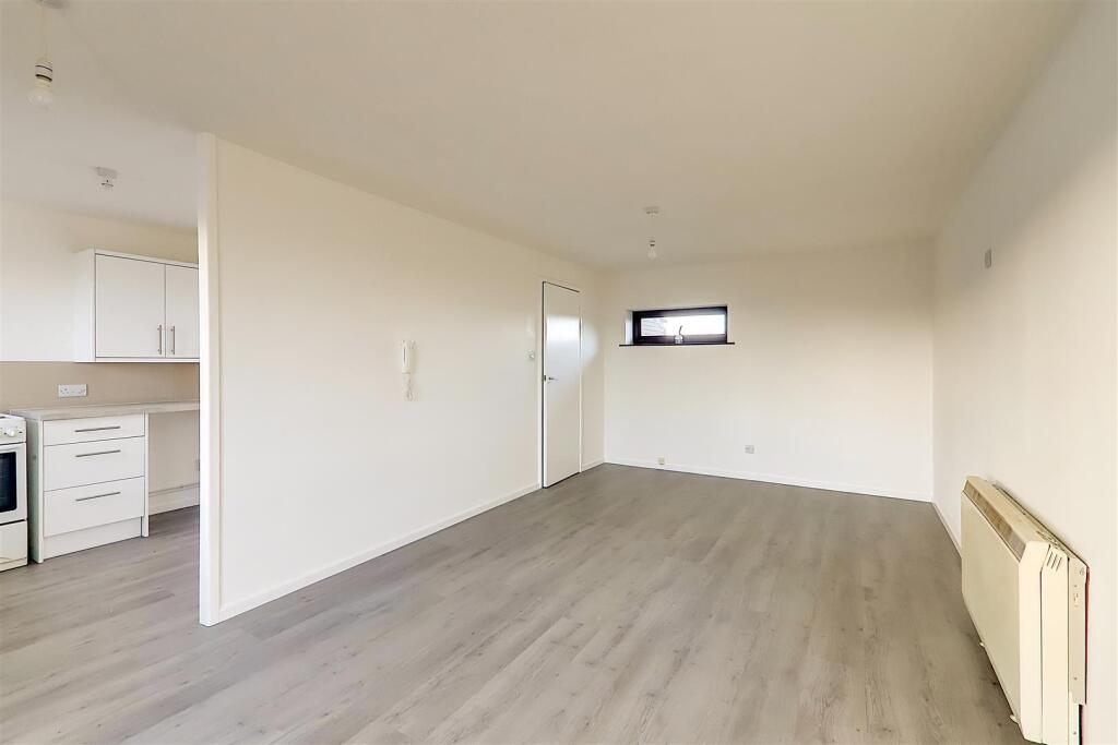 Hazelwood Lodge, Penhill Road, Lancing photo 3