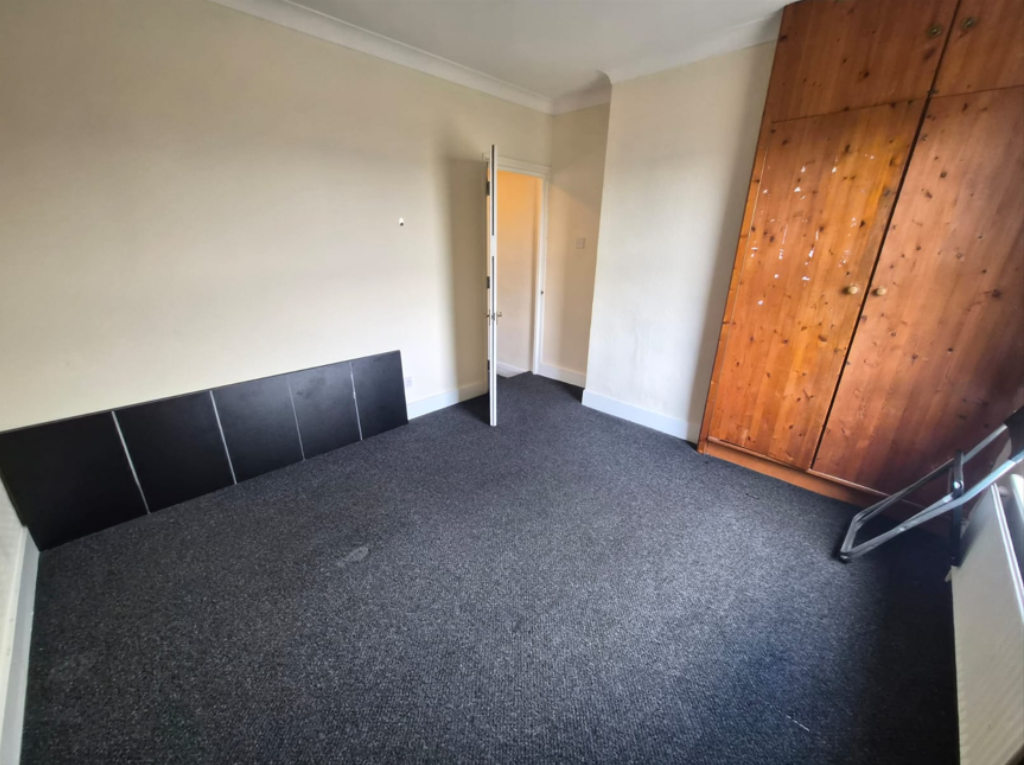 House in Luton - View 5