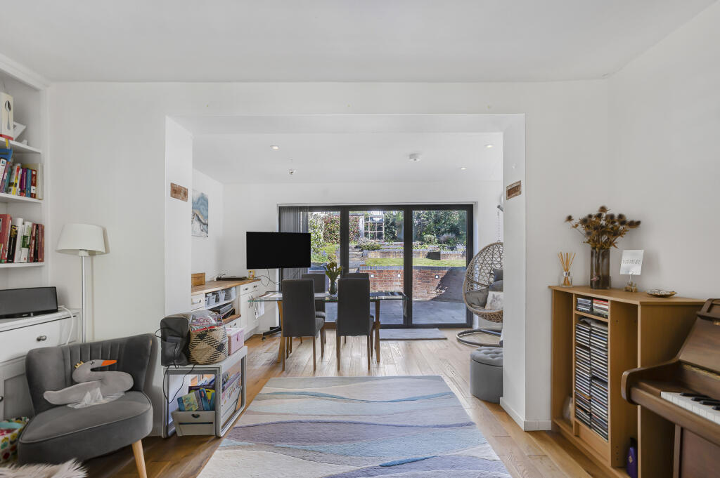 House in Welwyn Hatfield, Hertfordshire - View 6