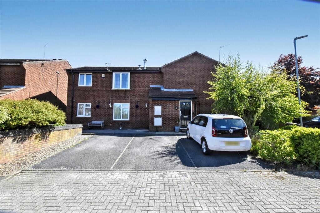 1-bed flat on Heron Grove, Leeds, West Yorkshire, £119,000