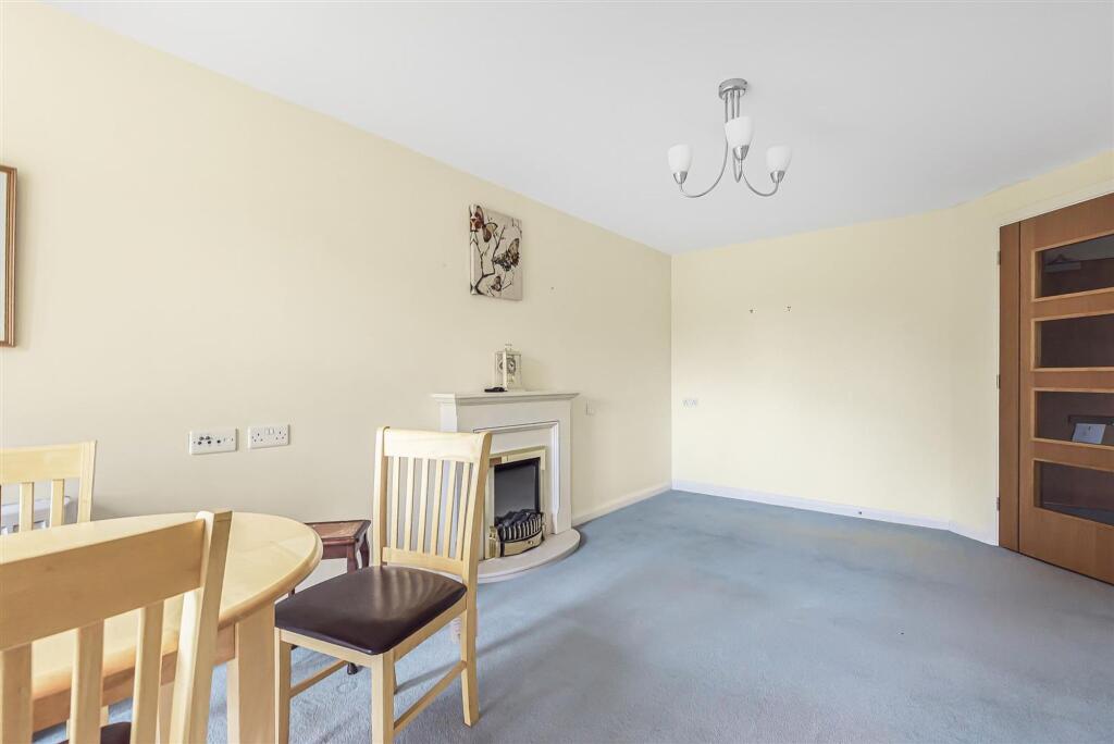 18 Hollis Court, Castle Howard Road, Malton, YO17 7AD photo 2