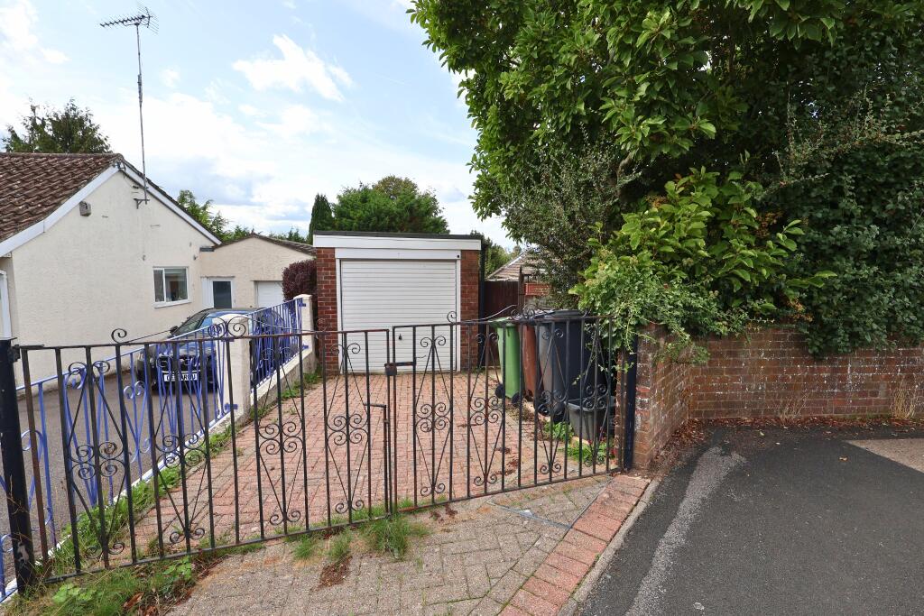 House in Horndean - More
