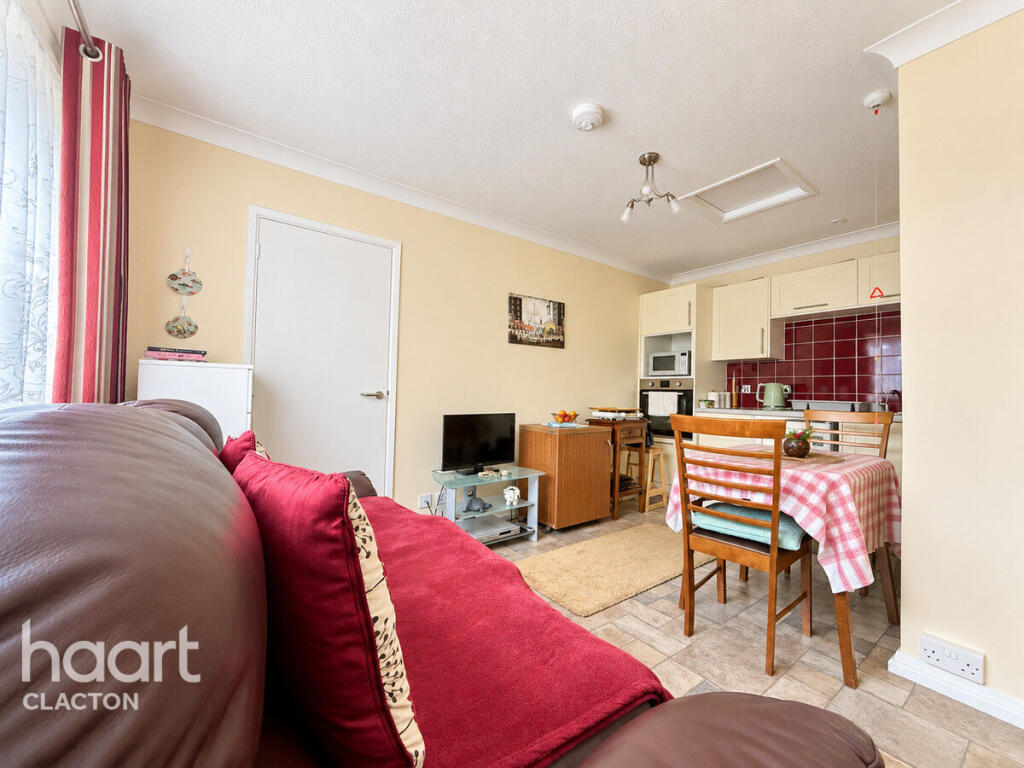 Apartment in Tendring, Essex - View 3