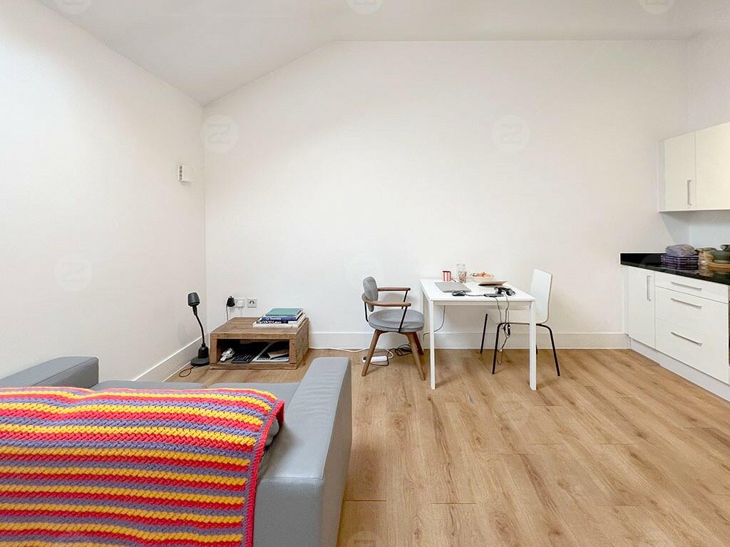 Apartment in Salford, Greater Manchester - View 3