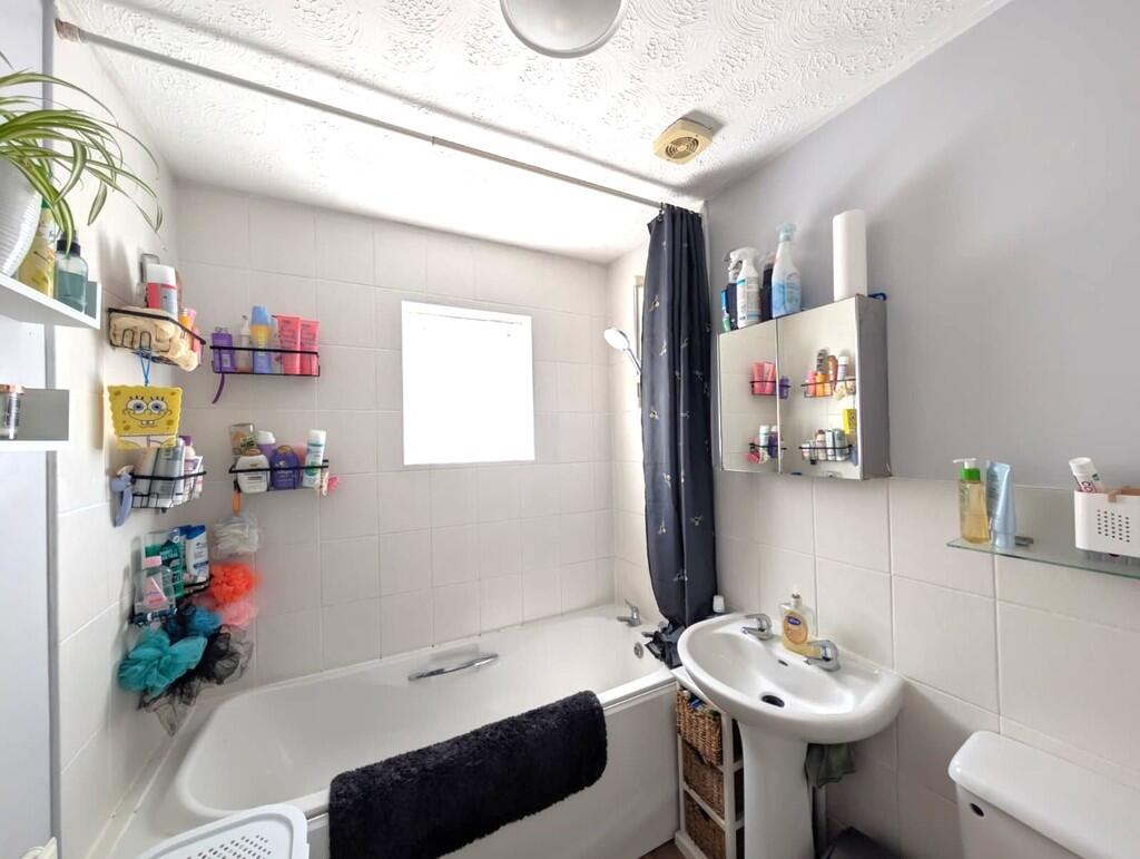 House in South Kesteven, Grantham - More