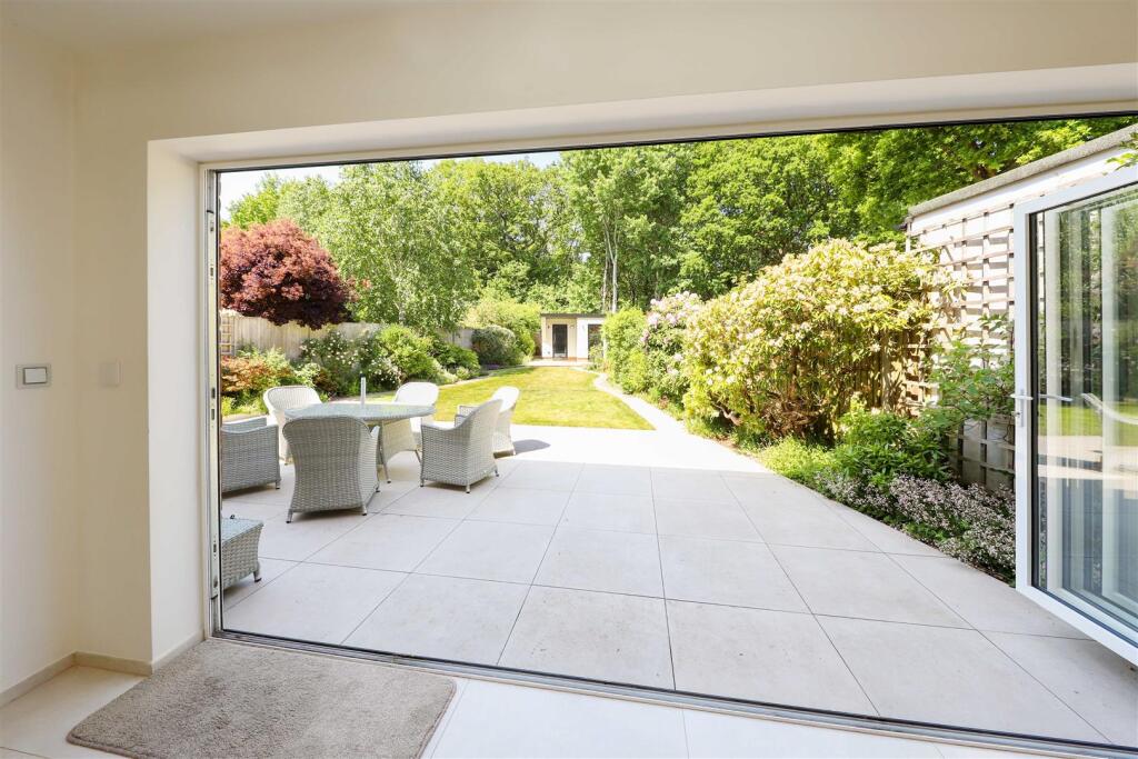 Broadwood Avenue, Ruislip photo 2