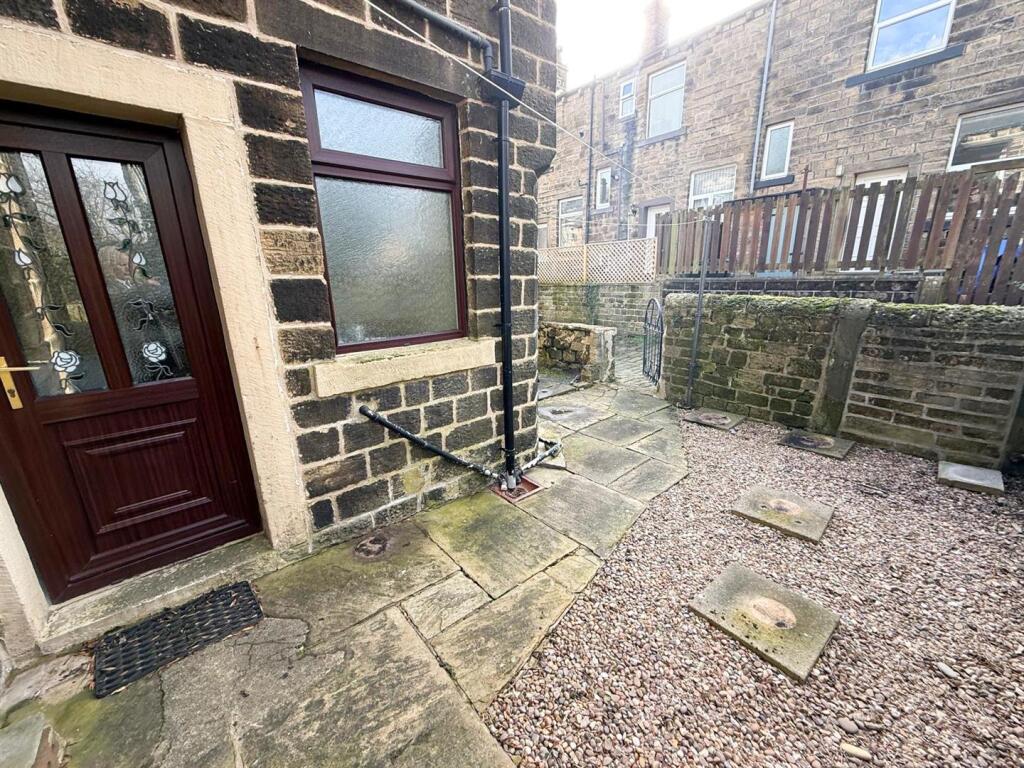 House in Bradford, Steeton with Eastburn - View 2