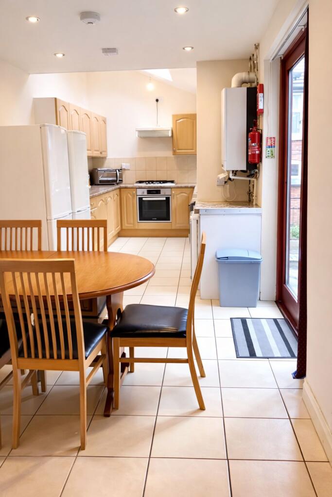House in Nottingham, Nottinghamshire - View 4