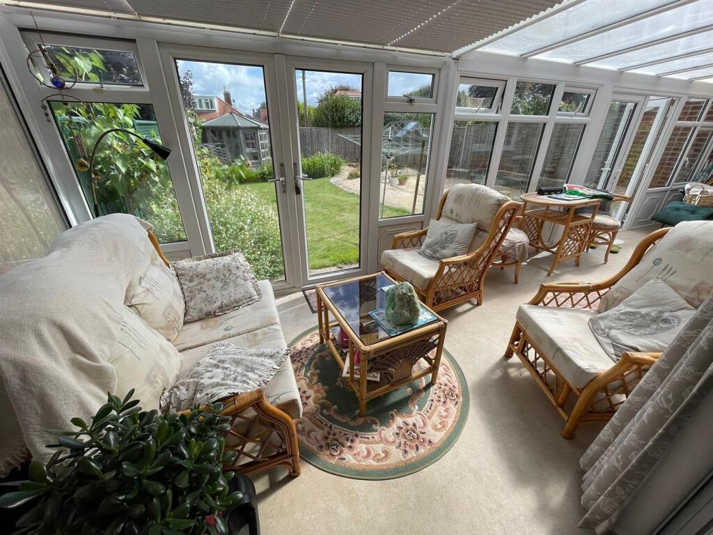2-bed bungalow on Barn Close, Crewkerne - GOOD SIZE GARDEN, £290,000