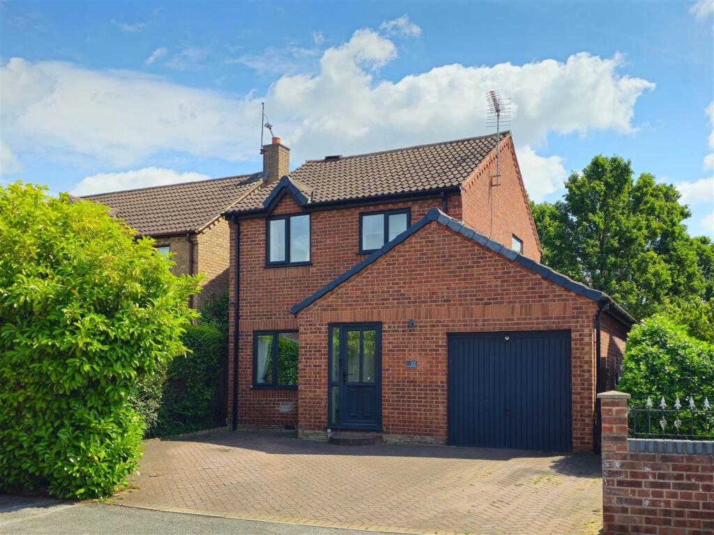 3-bed detached on Bridgewater Park Drive, Skellow, Doncaster, £240,000