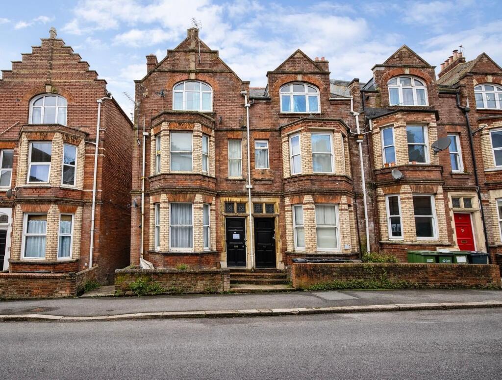 Main image of property: Flat 1, 37 Haldon Road, Exeter, Devon EX4 4DZ