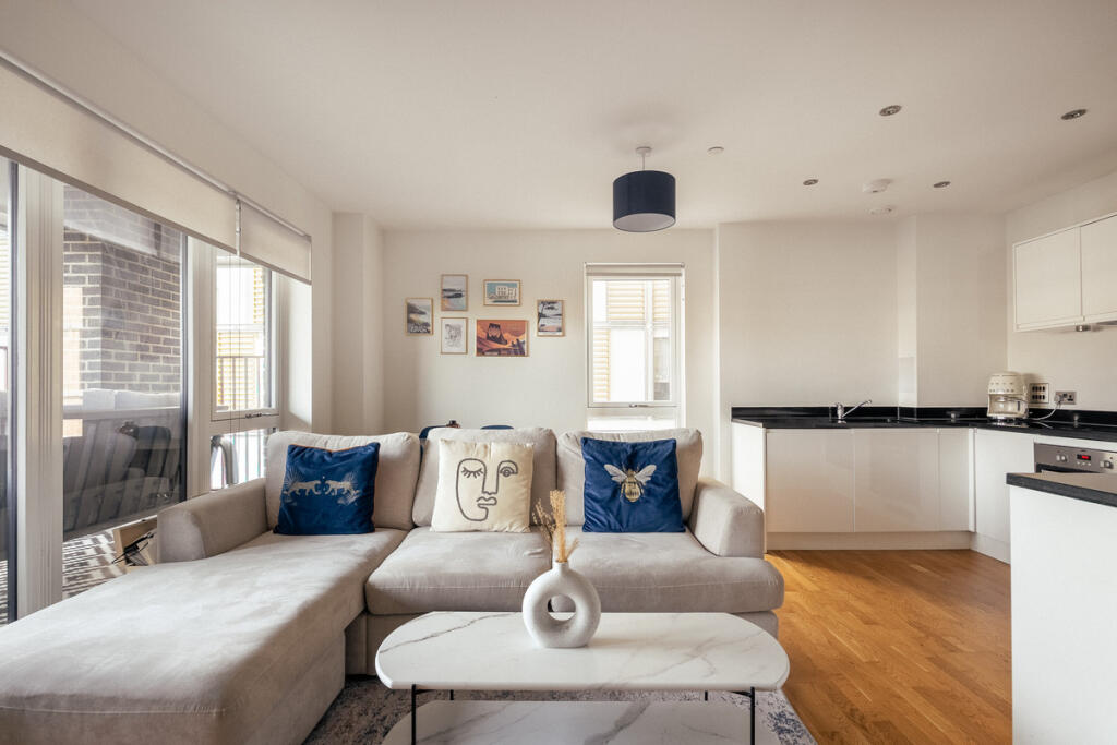 2-bed flat on Greenwich High Road, London, SE10, £450,000