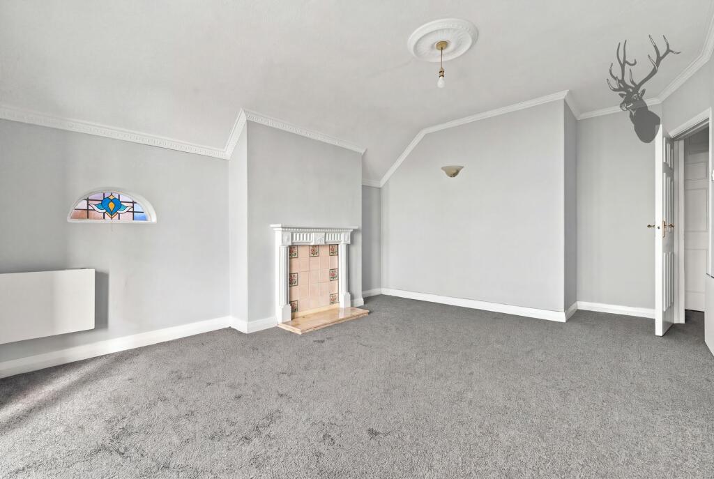 Apartment in Southend-on-Sea - More