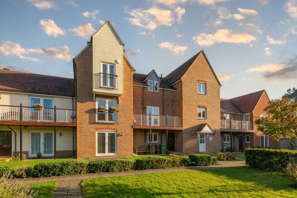 3-bed flat on Marina Way, Abingdon, OX14, £330,000