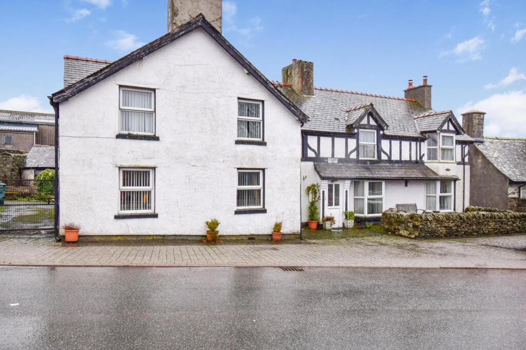 Main image of property: Queens, Cerrigydrudion