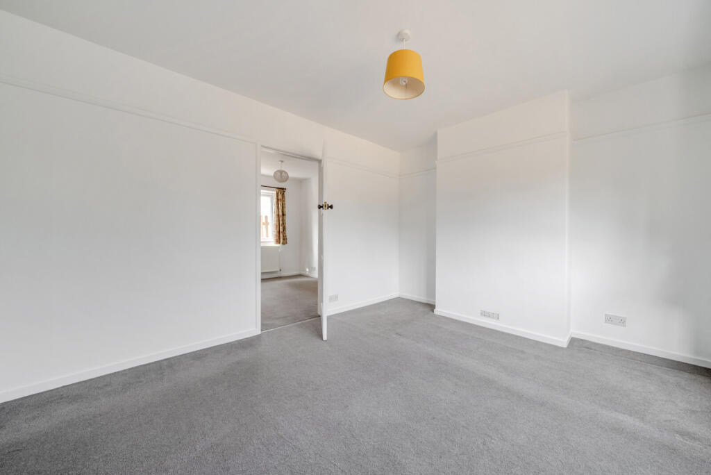 House in Farnham - More