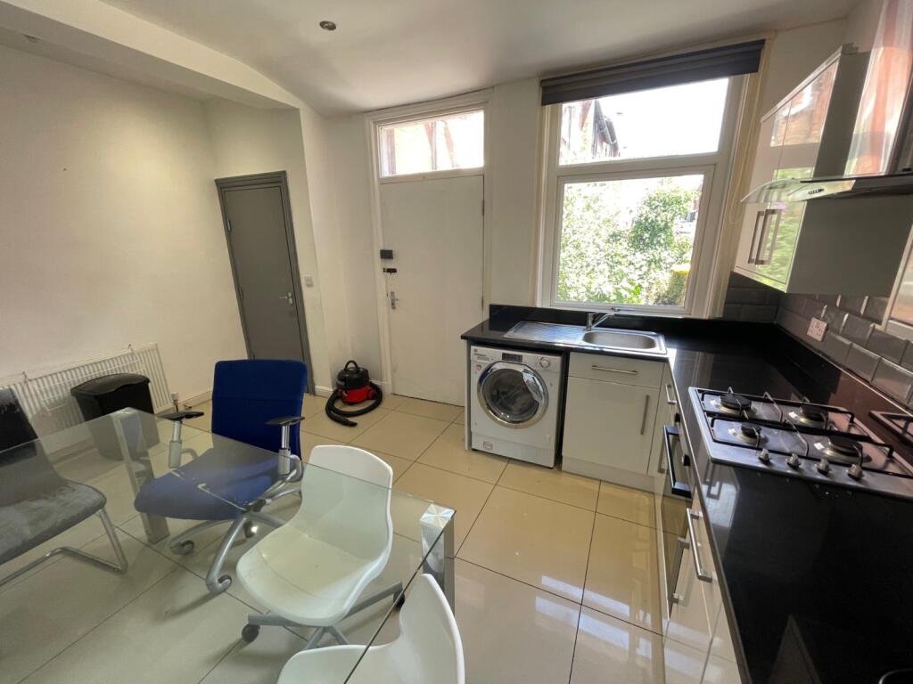 House in Leeds, West Yorkshire - View 3