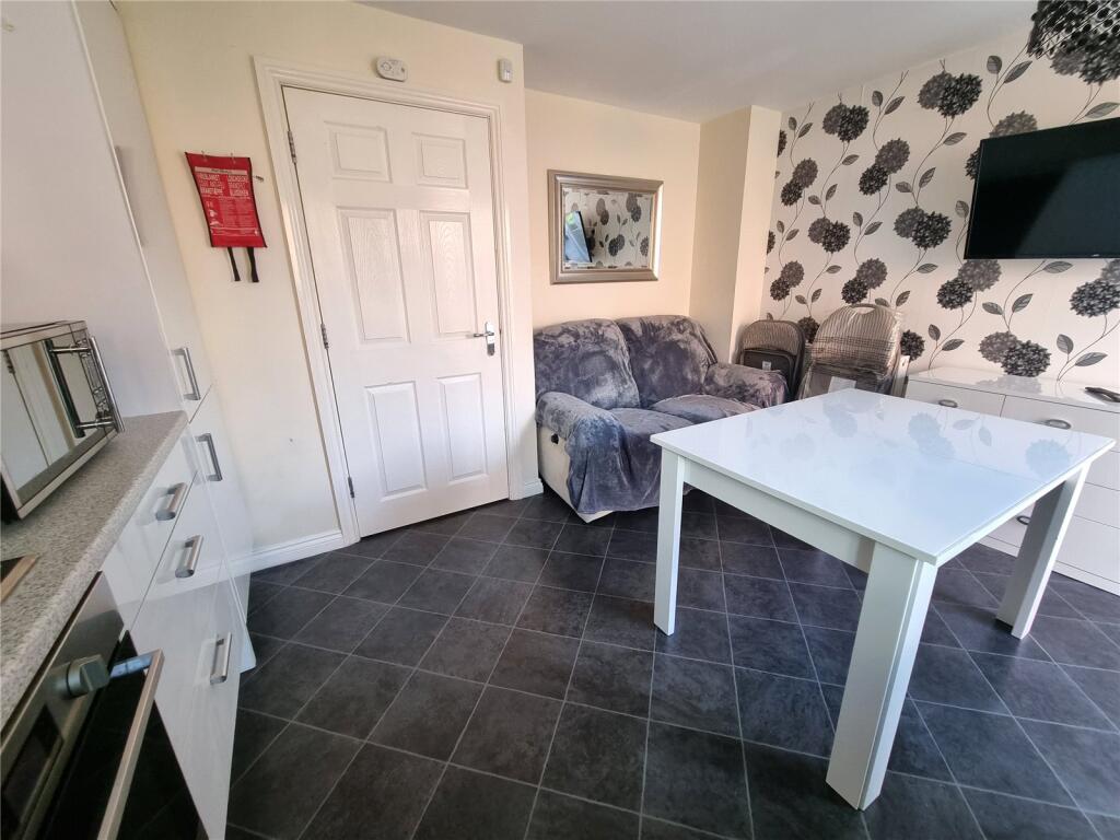 5 bedroom end of terrace house for rent