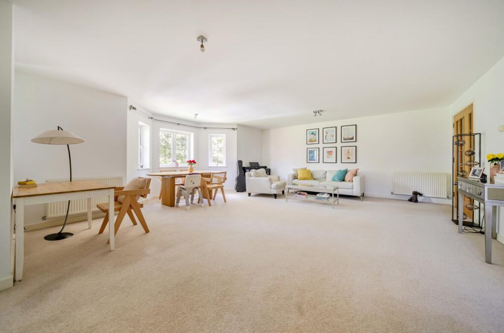 Apartment in Guildford, Surrey - More