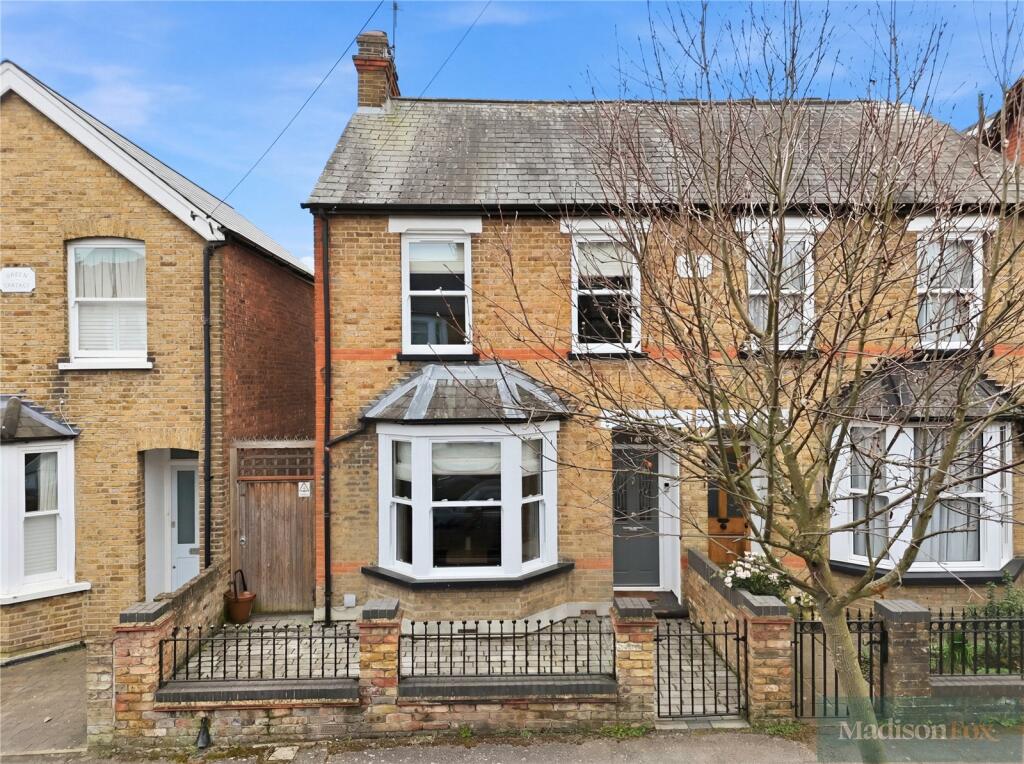 Main image of property: Meadow Road, Loughton, Essex, IG10