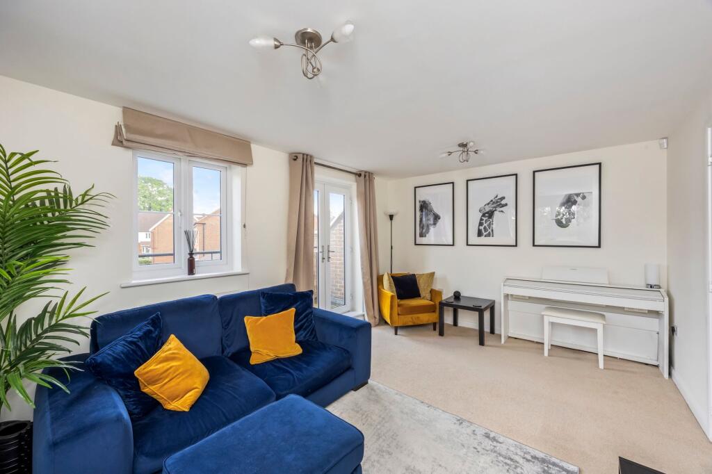 House in Horsham, Broadbridge Heath - More