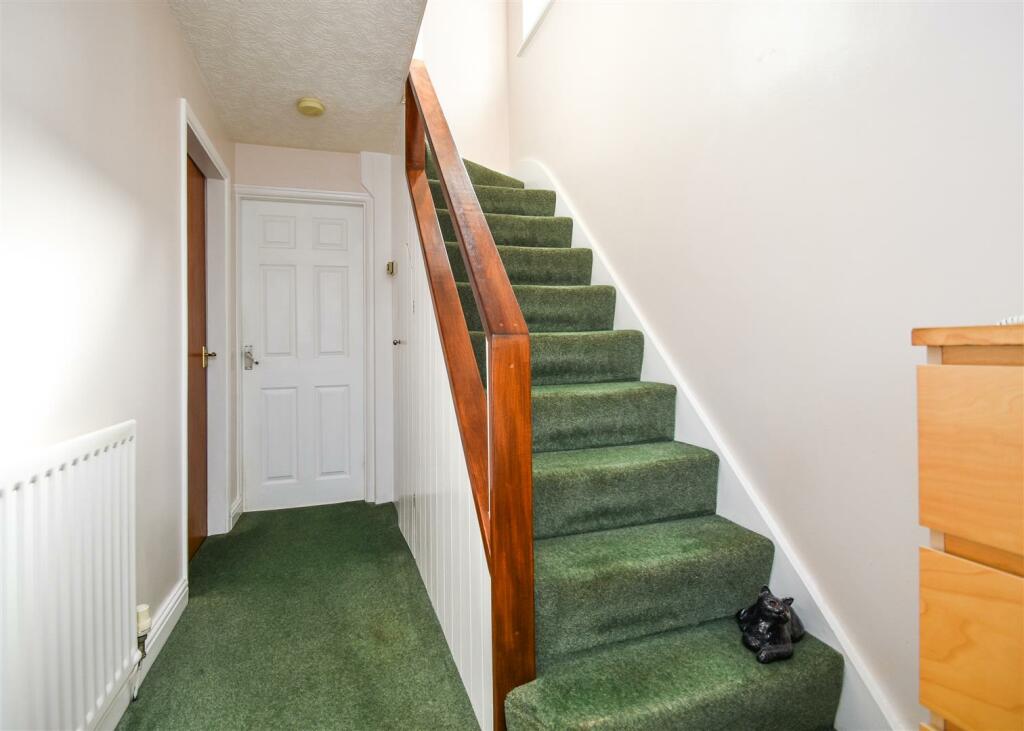 10 Waverley Crescent, Lanesfield, Wolverhampton photo 4