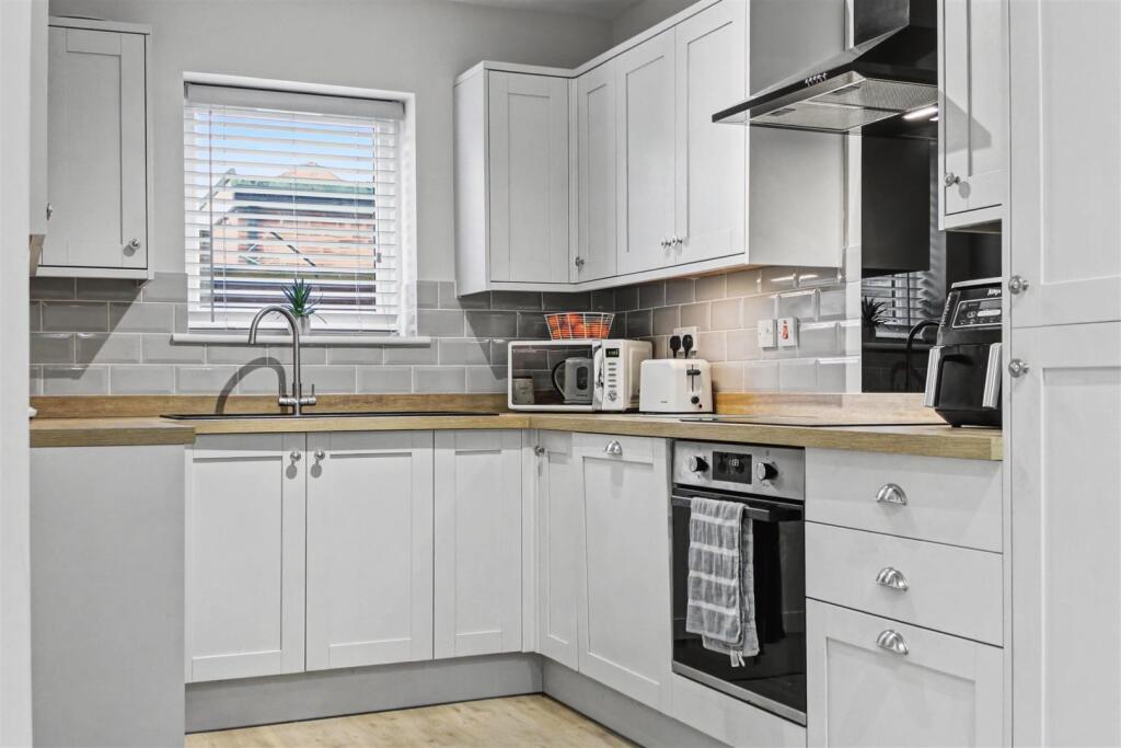 Spacious Family Living in the Heart of North Wootton photo 2