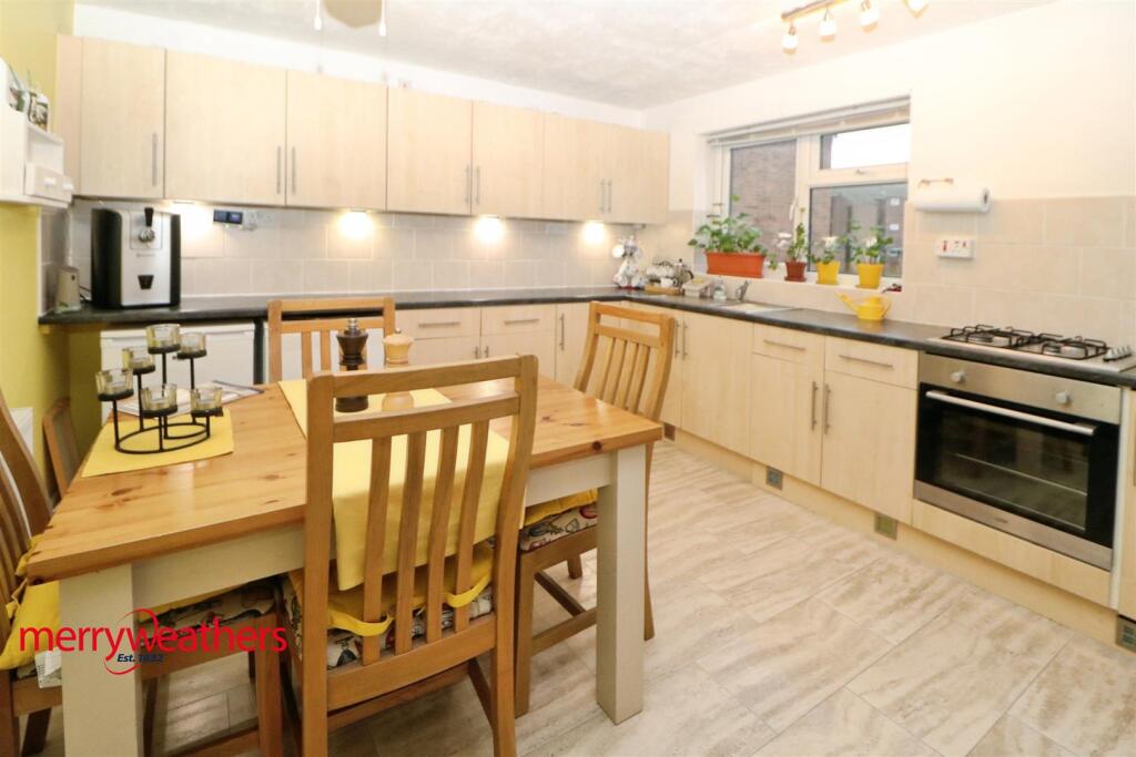 Elm Grove, Munsbrough, Rotherham photo 3