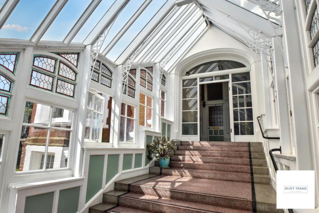 Apartment in Eastbourne, East Sussex - View 5