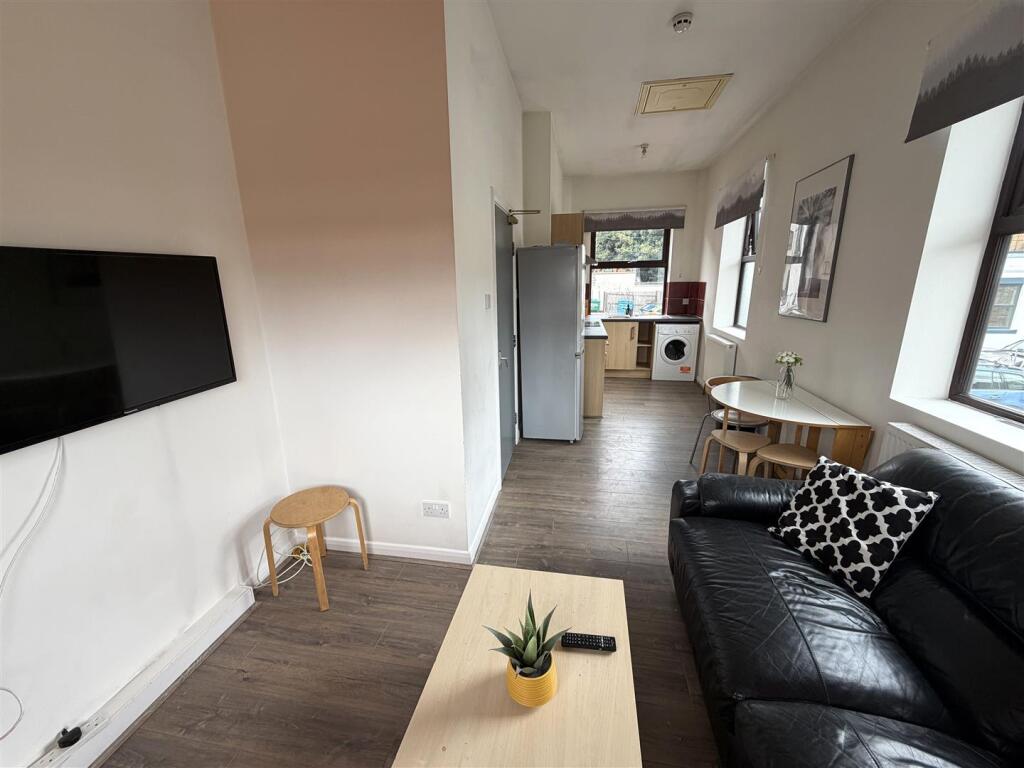 Apartment in Sheffield, South Yorkshire - View 4