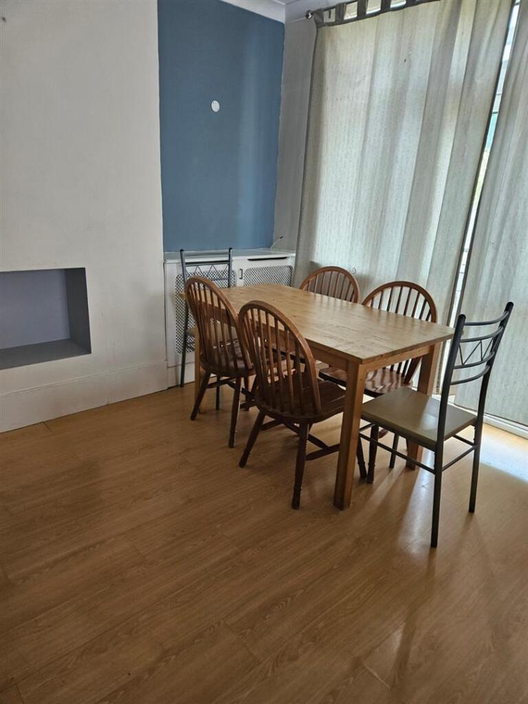 5 bedroom end of terrace house for rent