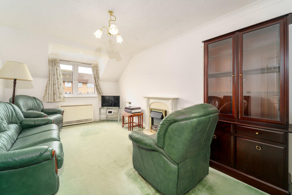 1-bed flat on Perrin Court, Parkland Grove, Ashford, £195,000