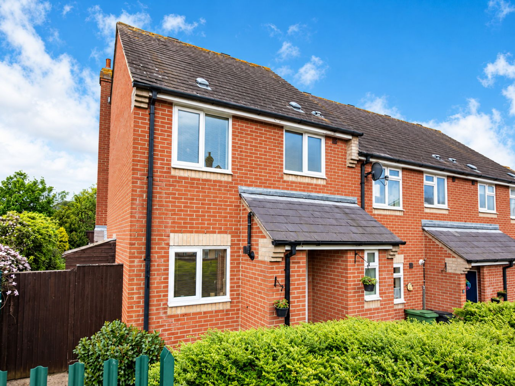 3-bed terraced on Juniper Close, Halstead, CO9, £300,000