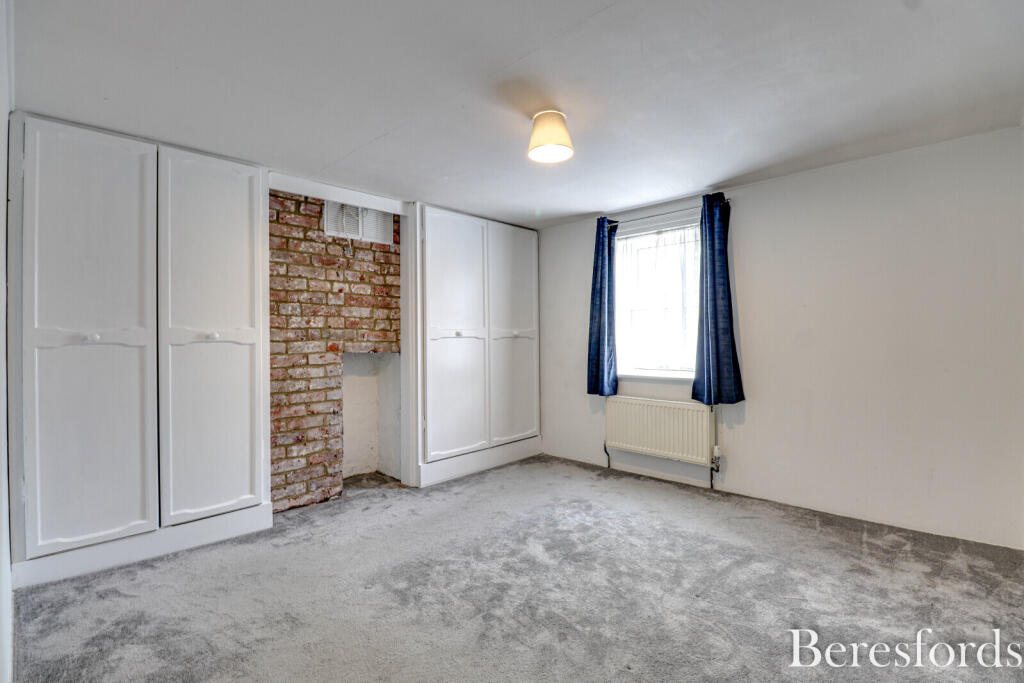 House in Brentwood, Hutton Mount - More