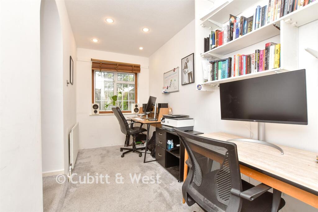 House in Croydon - View 5