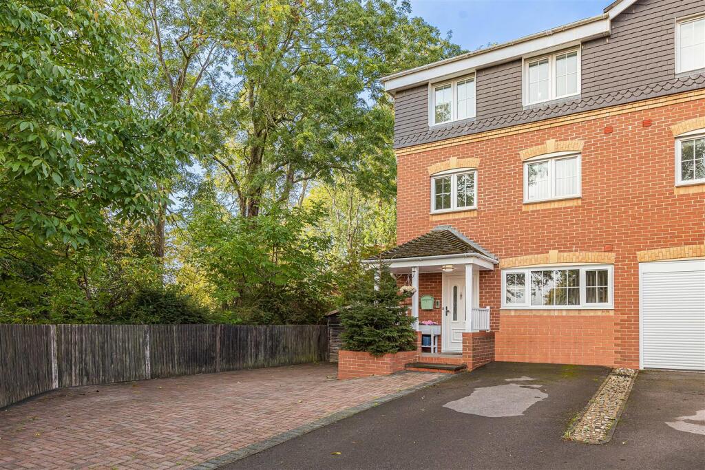 3 Bedroom Semi-Detached in RG4 6LE