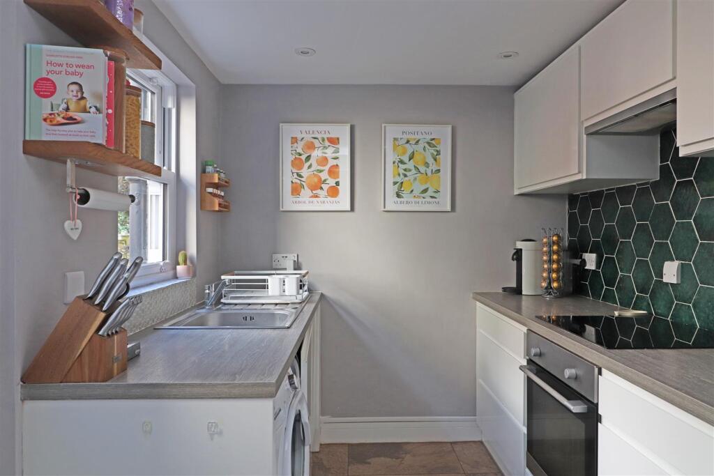 House in Reigate and Banstead, Earlswood - View 4