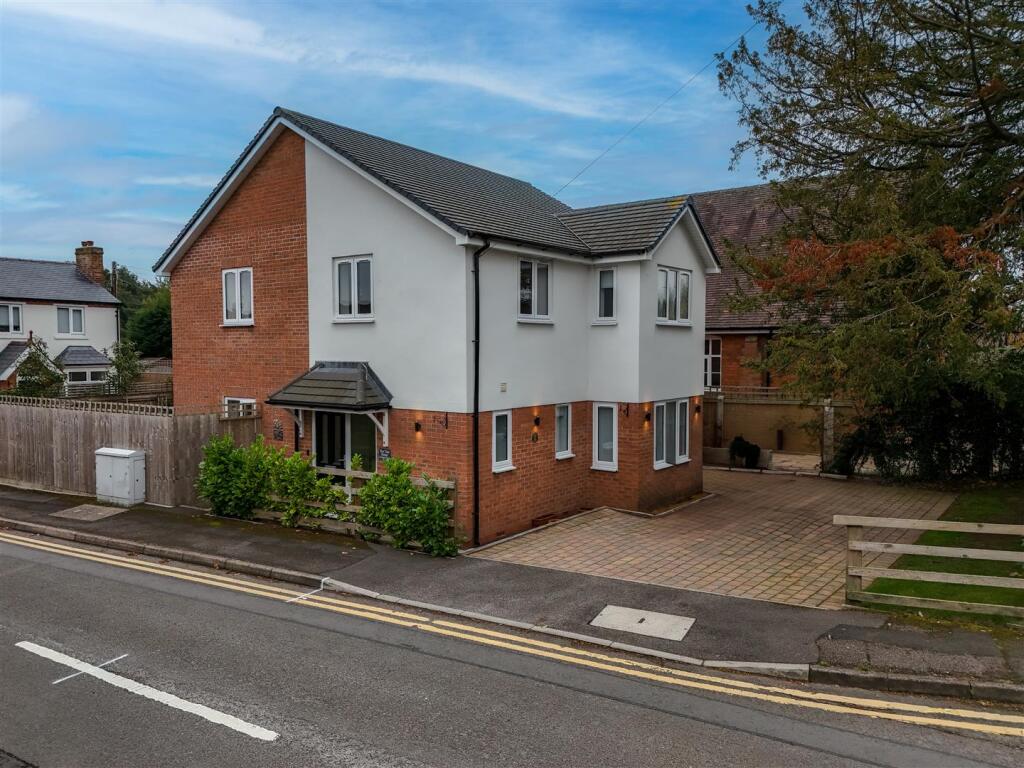 3-bed detached on Chapel Drive, Wythall, Birmingham, £459,950