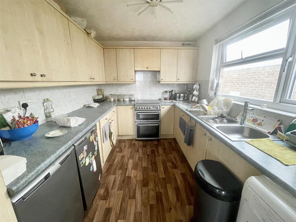 Lambert Close, Freshbrook, Swindon photo 3