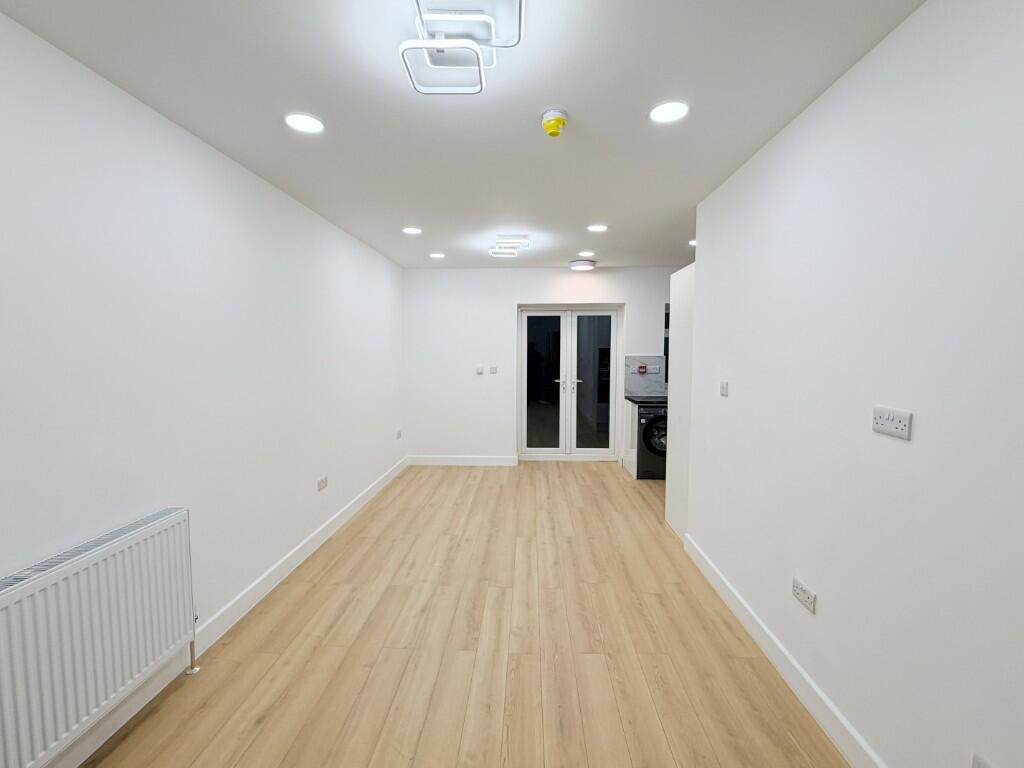 Gaysham Avenue, Ilford, London, IG2 photo 2