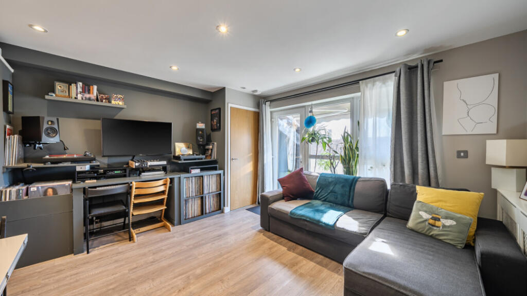 Main image of property: 166 Sumner Road, Peckham, SE15 6JL