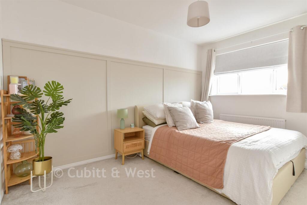 House in Lewes, Newhaven - More