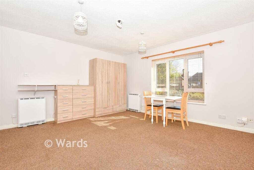 Studio flat on Victoria Street, Maidstone, Kent, £125,000
